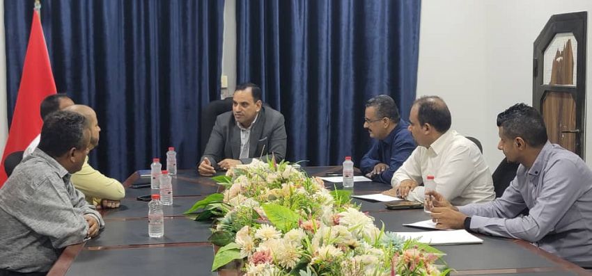 لقاء موسع يناقش تنفيذ حكم المحكمة التجارية ببيع جميع السفن الجانحة والمتهالكة بحوض ميناء عدن