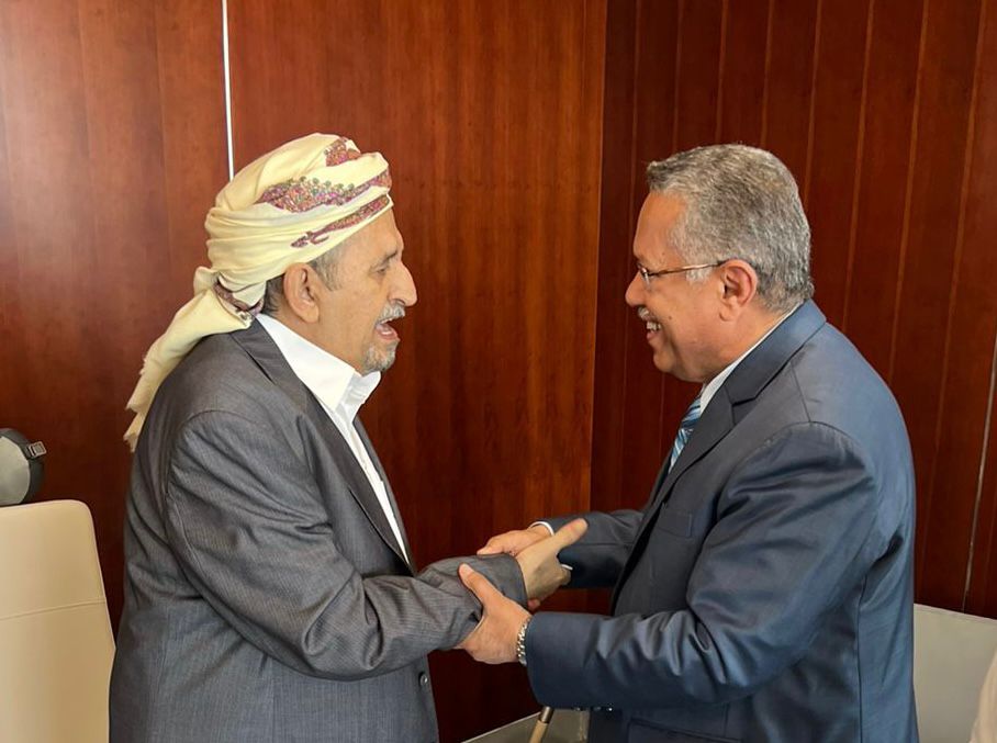 رئيس مجلس الشورى يطمئن على صحة الشيخ صادق الأحمر