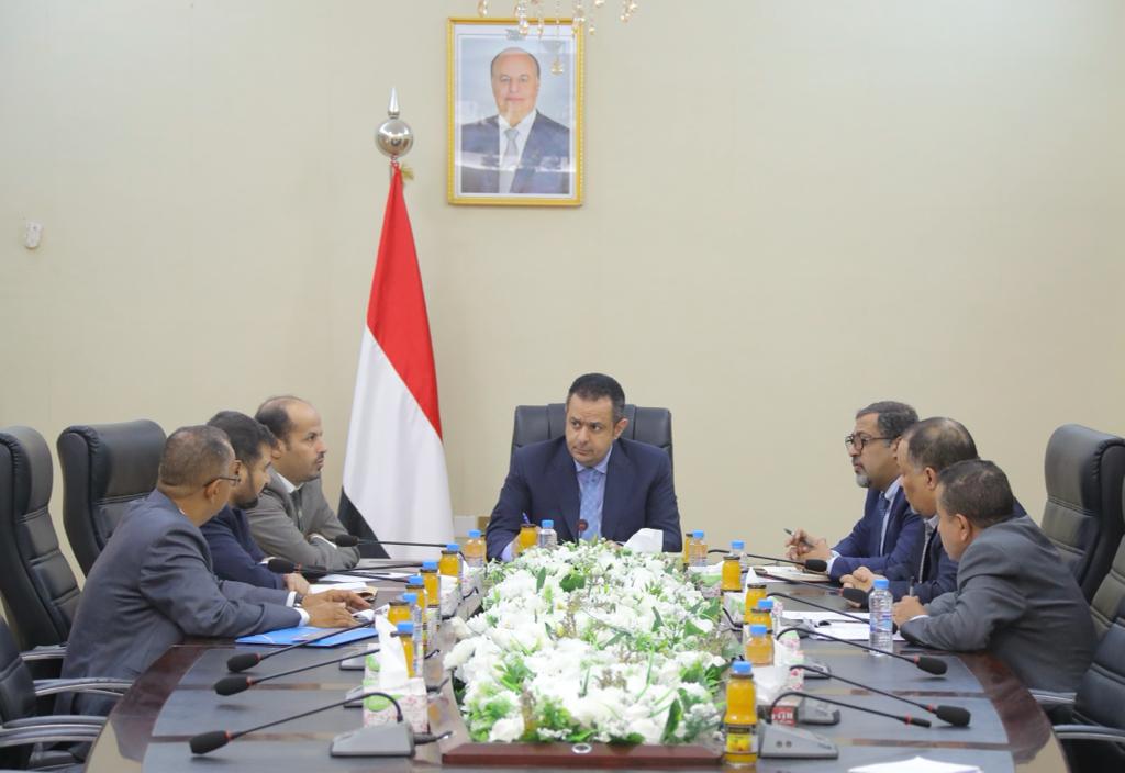 رئيس الوزراء يوجه باتخاذ اجراءات صارمة للتصدي لحالات الفساد واحالة المتورطين بقضايا الاستيلاء على المال العام الى الاجهزة القضائية 