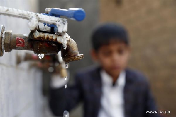 شر البلية ما يضحك.. لجان حوثية تطالب السكان تسديد فواتير خدمة المياه المنقطعة منذ 8 سنوات