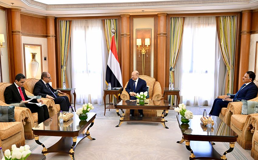 الرئيس العليمي يستقبل السفير المصري ويشيد بموقف بلاده المشرف الى جانب اليمن