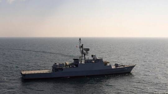 هجوم أمريكي على سفينة عسكرية إيرانية كانت تزود الحوثي بمعلومات استخباراتية