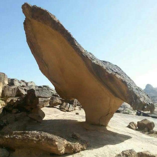 شاهد .. صخرة عملاقة «تتهيأ للإقلاع» من إحدى المحافظات اليمنية (صورة)