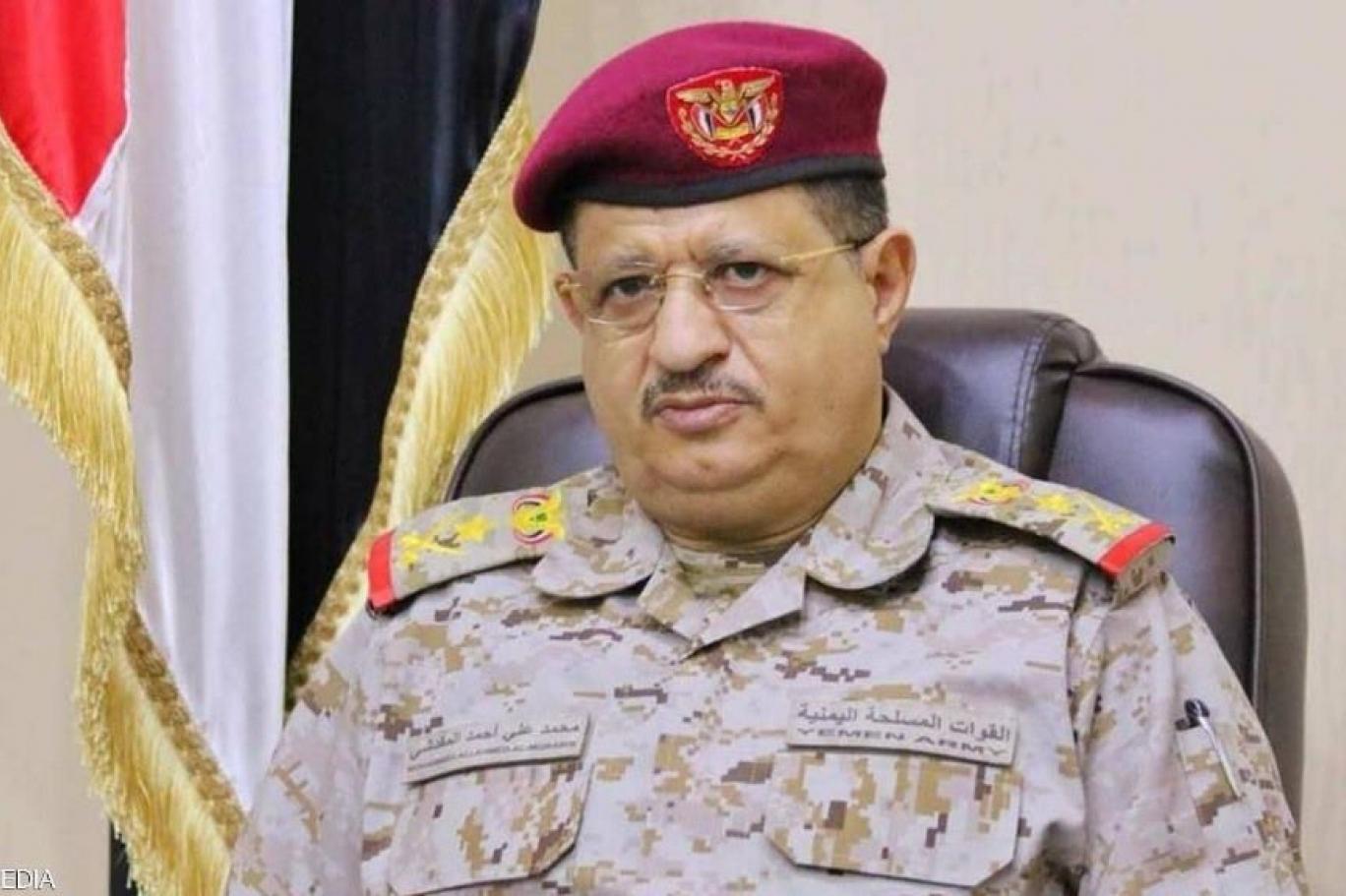 وزير الدفاع يتفقد الكلية الحربية ومعهد الشهيد الثلايا لتأهيل القادة في عدن
