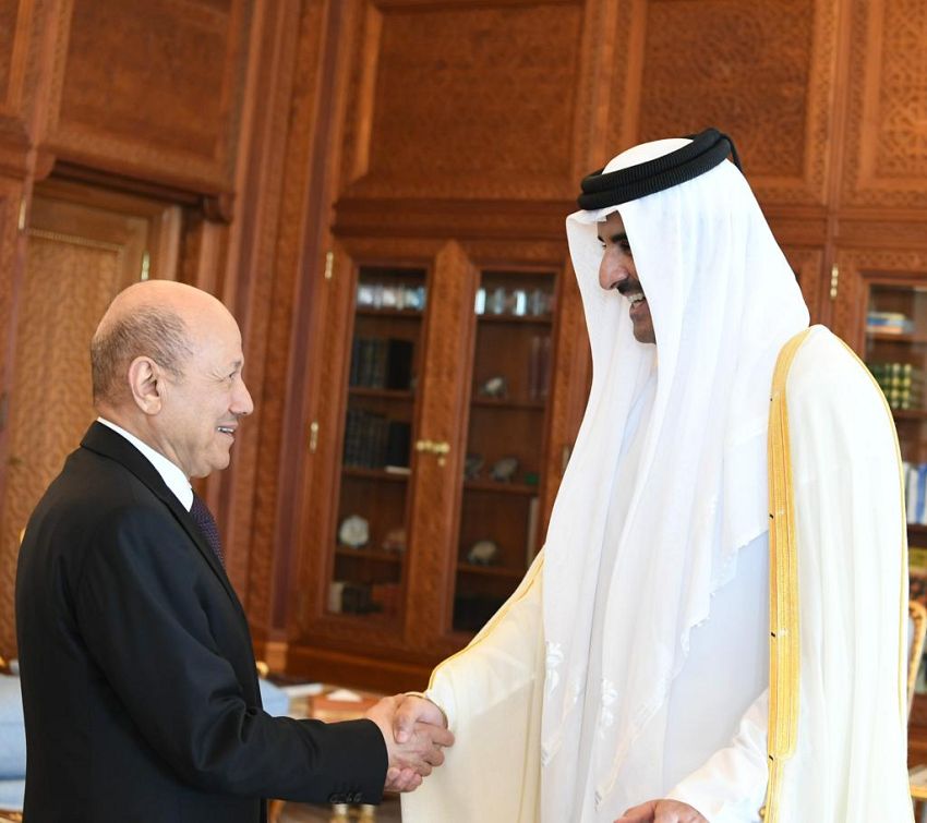 رئيس مجلس القيادة الرئاسي وامير دولة قطر يعقدان لقاءً موسعاً لتعزيز علاقات البلدين الشقيقين