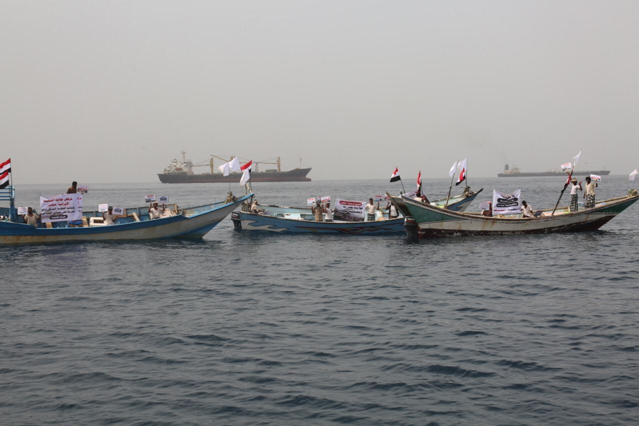 للمرة الثانية.. صيادون يمنيون يجددون رفضهم لتواجد السفينة الإيرانية المشبوهة "سافيز " بالمياه الإقليمية 