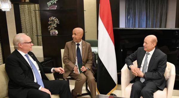 الرئيس العليمي يشدد على مضاعفة الضغوط الأمريكية لدفع مليشيات الحوثي للوفاء بالتزاماتها