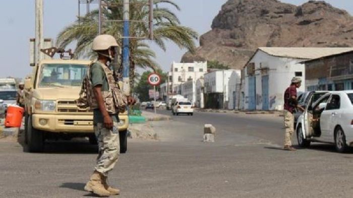 تقف خلفها مليشيا الحوثي.. ضبط شحنة أسلحة وذخائر على مدخل عدن الغربي