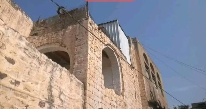 بالصورة .. حوثي يحول سطح جامع أثري في مدينة جبلة إلى ملحق لسكنه