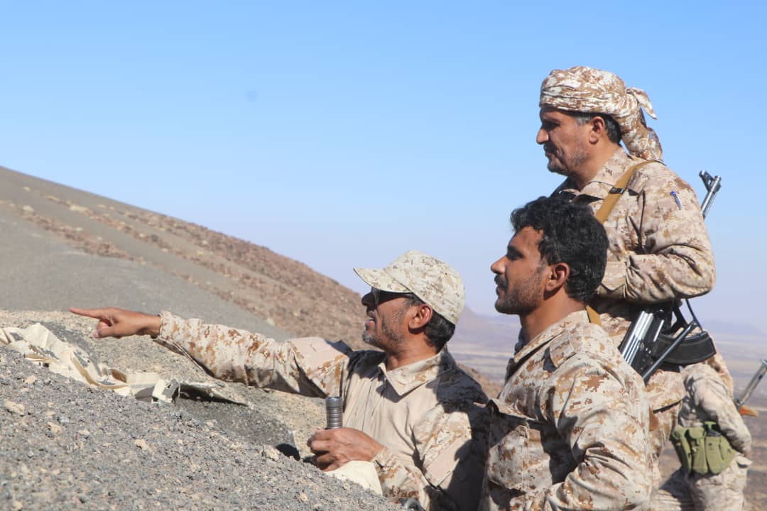 رئيس هيئة الأركان العامة يتفقد أبطال الجيش الوطني في جبهة المشجح