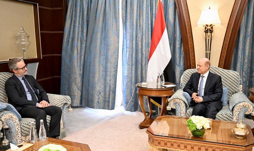 رئيس مجلس القيادة الرئاسي يرحب بالمساعي الحميدة لإنهاء الحرب في اليمن