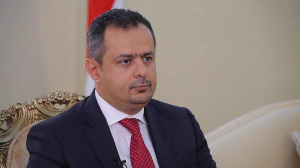 رئيس الوزراء يفند مغالطات مليشيا الحوثي حول قضايا الملف الإنساني