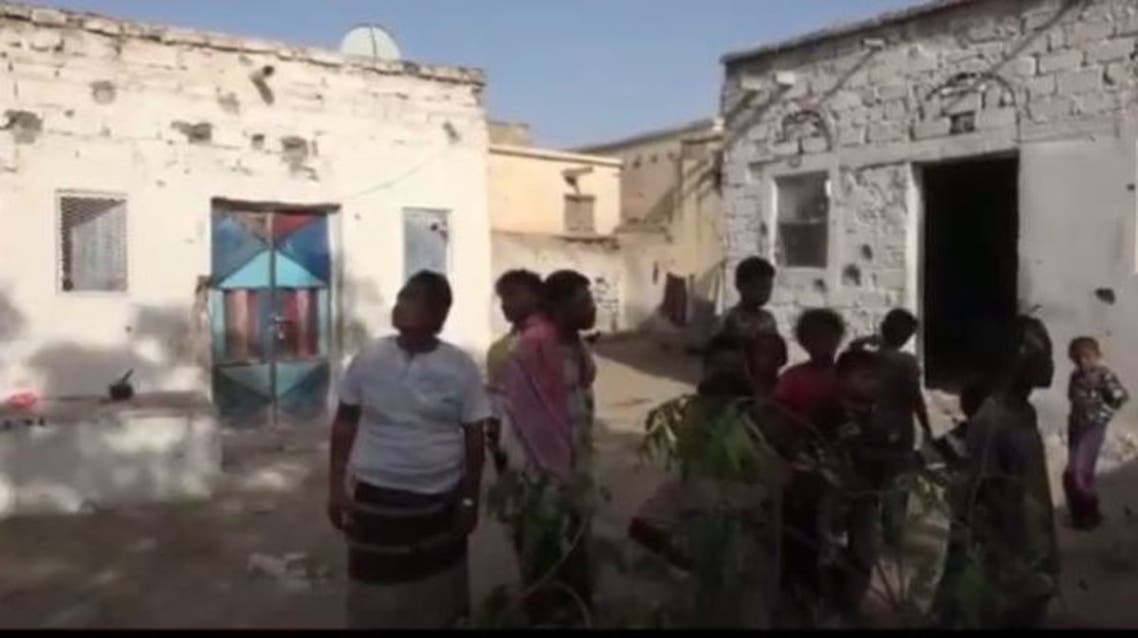 قصف حوثي لتجمعات نازحين في الحديدة ومقتل طفلة بحيس