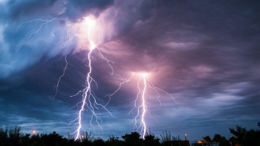 الأرصاد يتوقع هطول أمطار على 15 محافظة ويحذر من عبور الطرقات والمنعطفات الجبلية