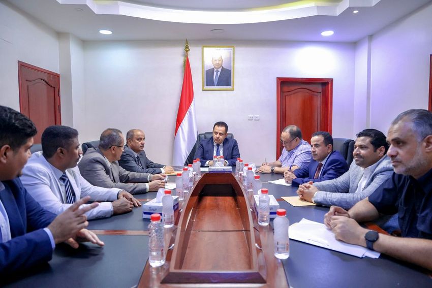 رئيس الوزراء يترأس اجتماعًا لقيادات السلطة المحلية والتنفيذية في حضرموت