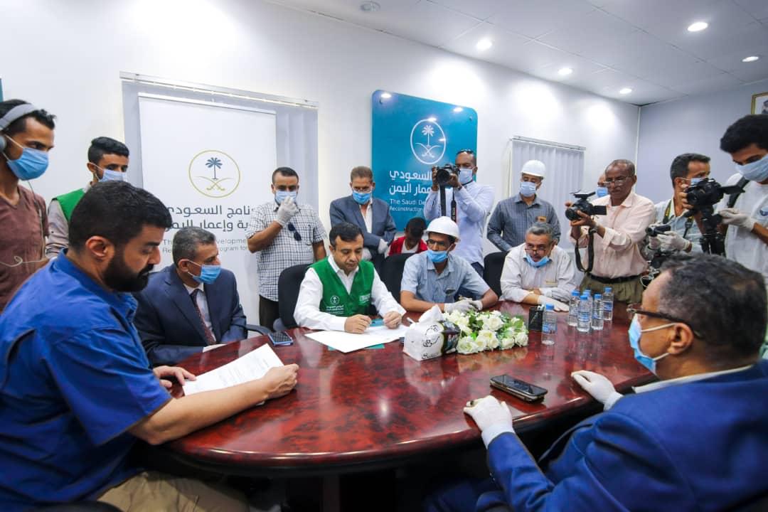 البرنامج السعودي يدشن مشاريع سفلتة وانارة عددا من شوارع عدن
