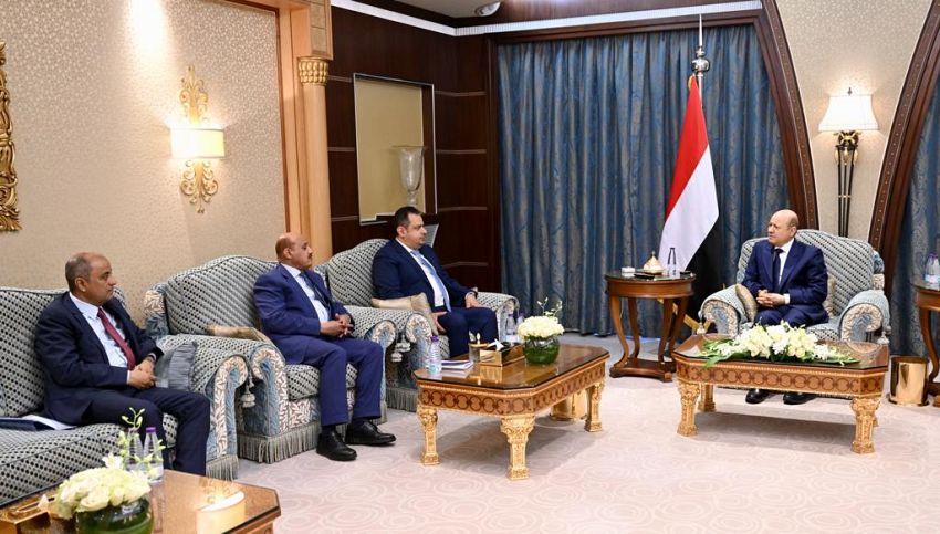 الرئيس العليمي يجتمع برئيس الوزراء ومحافظ البنك المركزي ووزير المالية