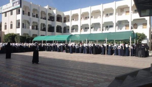 مليشيات الحوثي تدشن حمله لسحب المنهج الدراسي القديم وتوزيع كميات من المنهج الجديد المفخخ بالطائفية