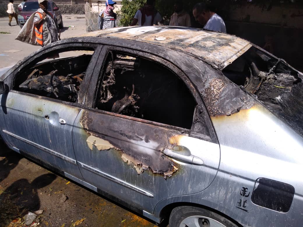 عاجل وبالصور: إحراق شخص داخل سيارته في عدن  