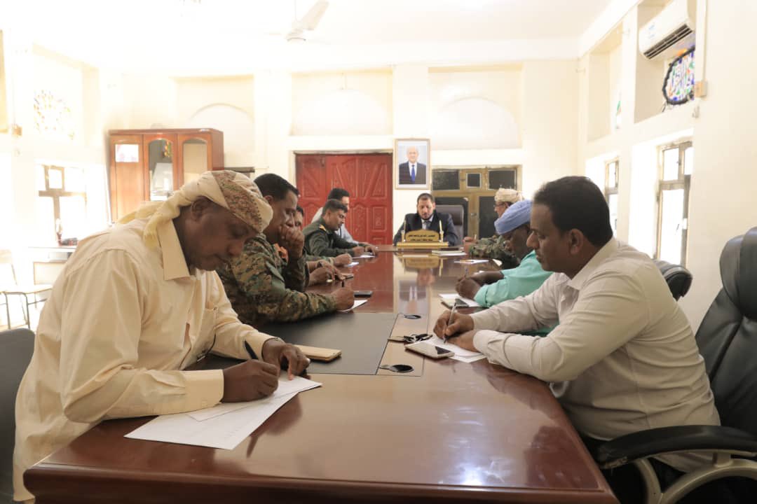 المحافظ الثقلي يترأس اجتماعًا للجنة العسكرية والأمنية في سقطرى