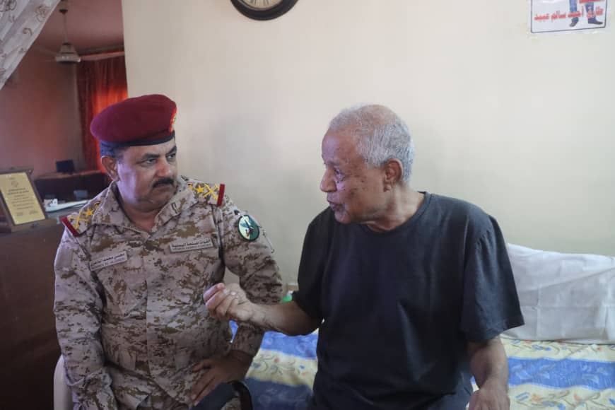 وزير الدفاع يزور المناضل عبيد للإطمئنان على صحته