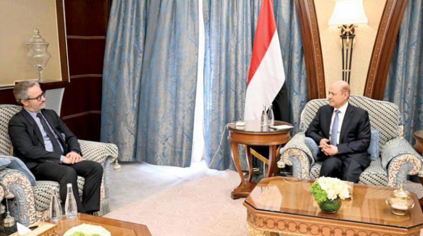 الرئيس العليمي يؤكد الالتزام بنهج السلام العادل ويحذر المجتمع الدولي من خطورة الإذعان لابتزاز الحوثيين 