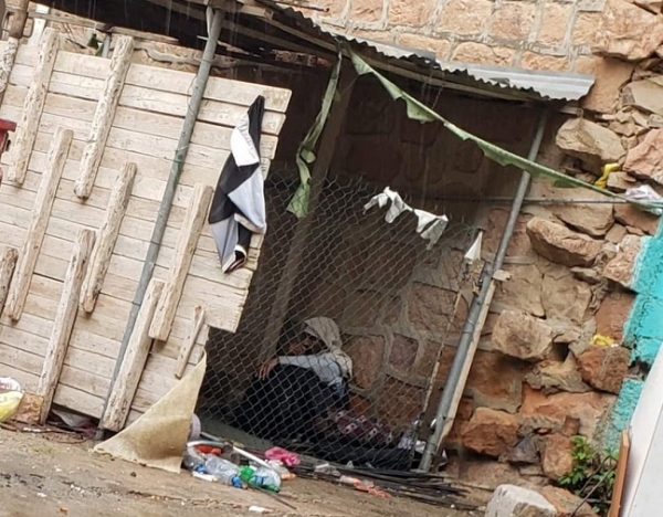 إب..قيادي حوثي يحتجز مواطنين في سجون خاصة داخل مكتب حكومي