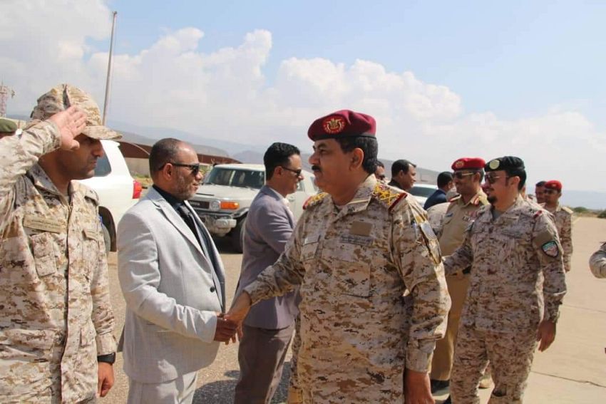 وزير الدفاع يتفقد اوضاع القوات المسلحة في سقطرى