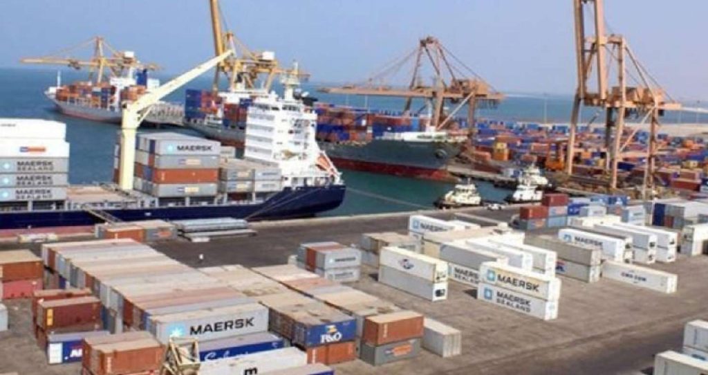 هجمات الحوثي على السفن تُهدد بإغلاق ميناء الحديدة