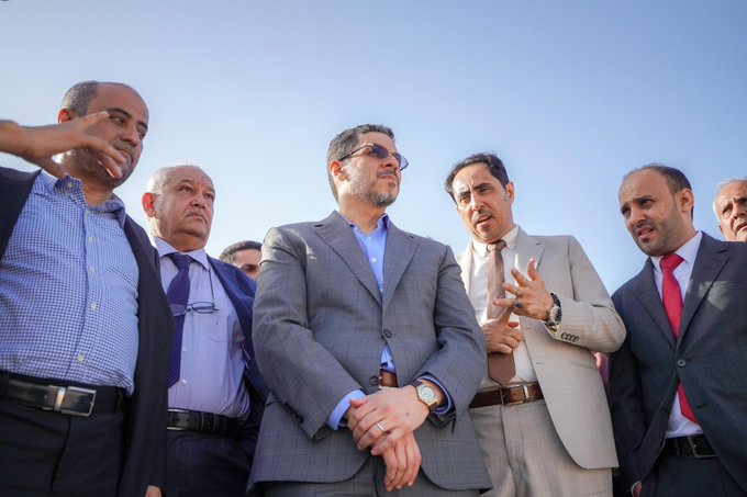 رئيس الوزراء يطّلع على حجم الأضرار في ملعب 22 مايو جراء الحرب الحوثية ويوجه بإعادة تأهيله