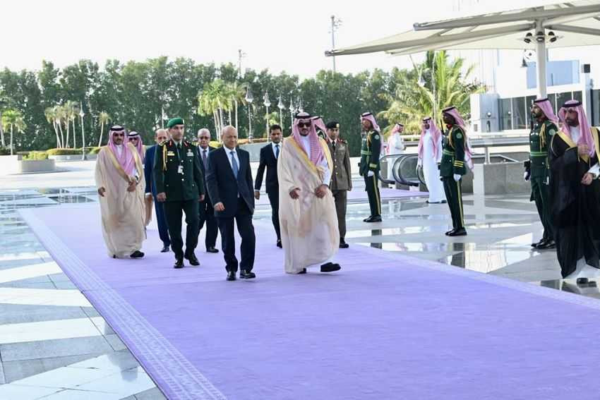 الرئيس العليمي يصل مدينة جدة للمشاركة في القمة العربية