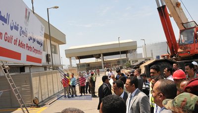 وزير الجبواني يطلع على سير العمل في محطة الحاويات بميناء عدن