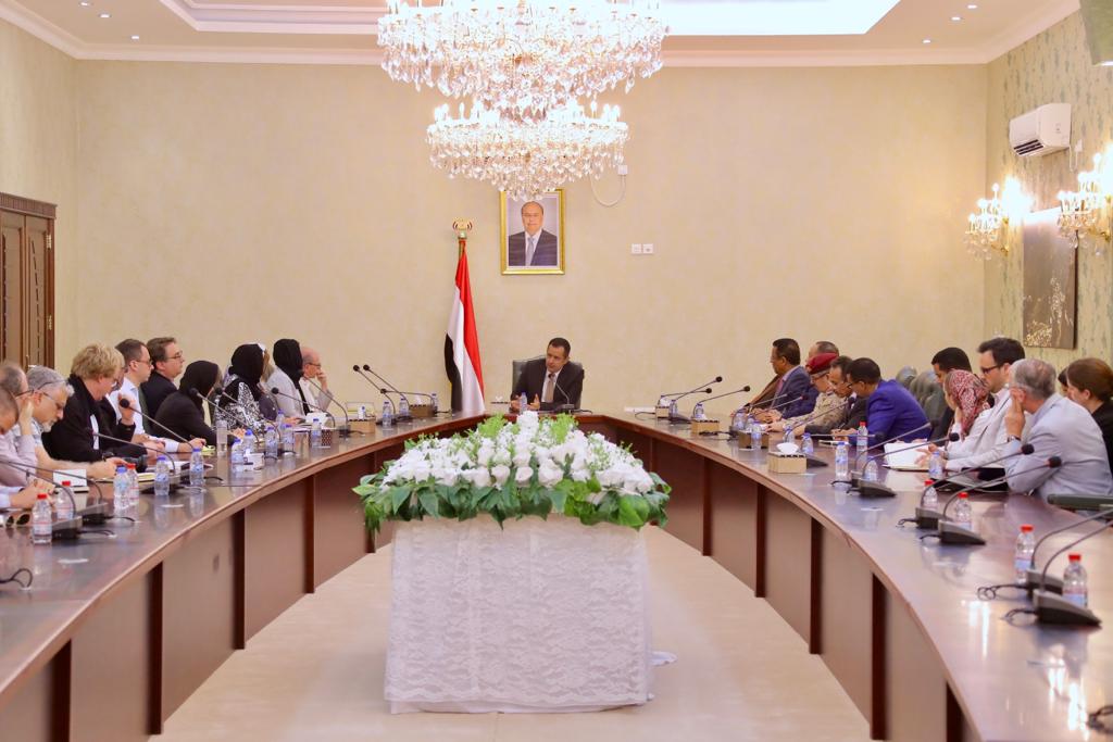 رئيس مجلس الوزراء يستقبل عدداً من الباحثين والمحللين الأجانب في عدن