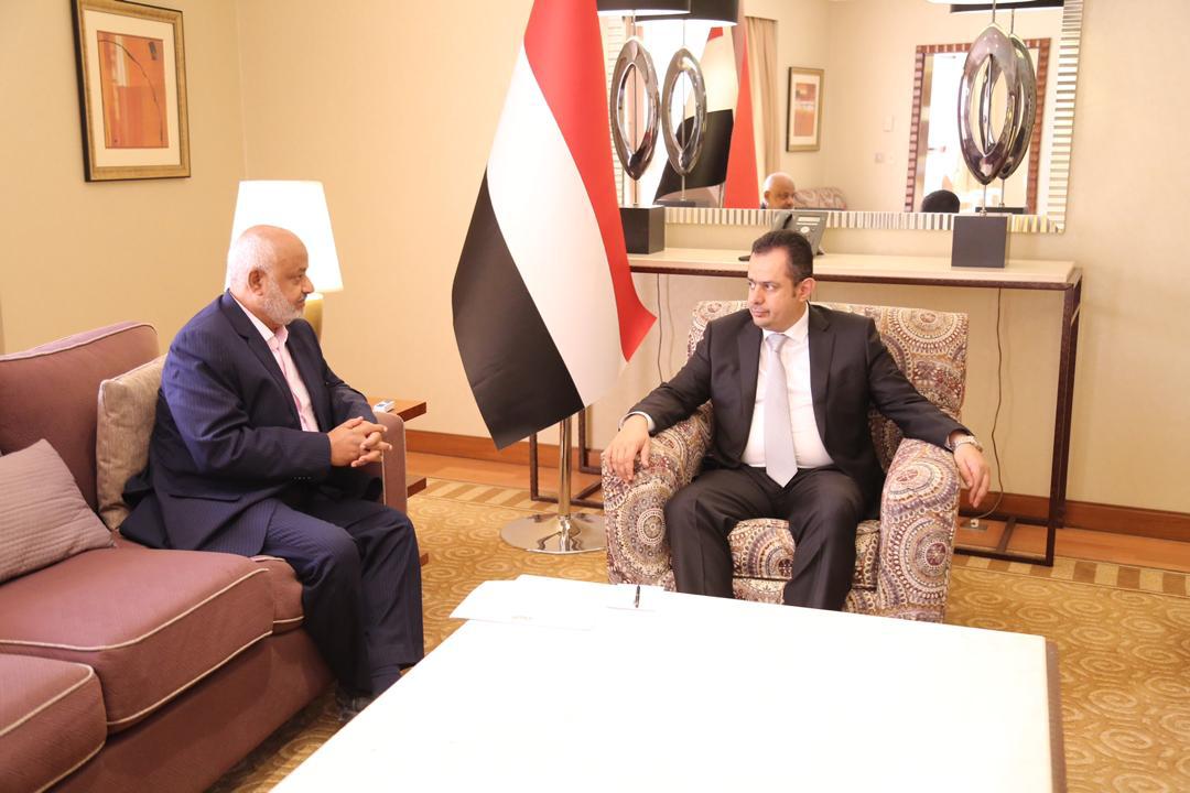 رئيس مجلس الوزراء يناقش مع محافظ الحديدة أوضاع واحتياجات المحافظة