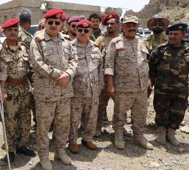 وزير الدفاع يتفقد المُقاتلين في الجبهات الشرقية بتعز ويزور الجرحى في المستشفى العسكري