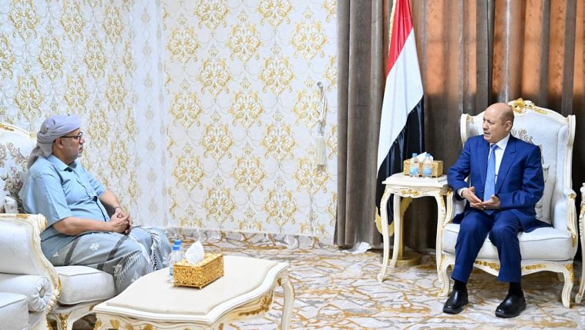 الرئيس العليمي يستقبل الشيخ عبدالله آل عفرار ويشيد بالتنوع السياسي والثقافي الفريد في المهرة