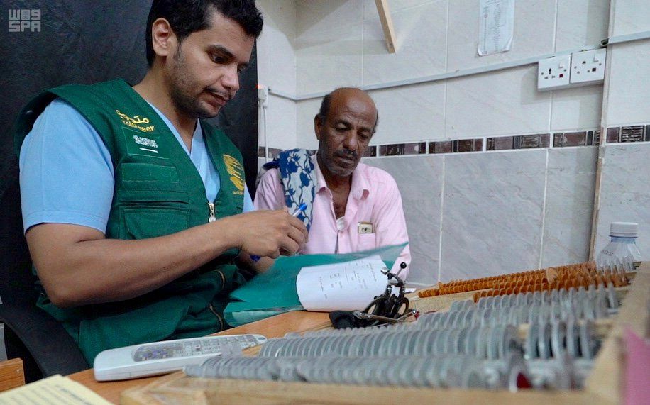 اجراء 81 عملية لازالة المياه البيضاء في المكلا بدعم سعودي