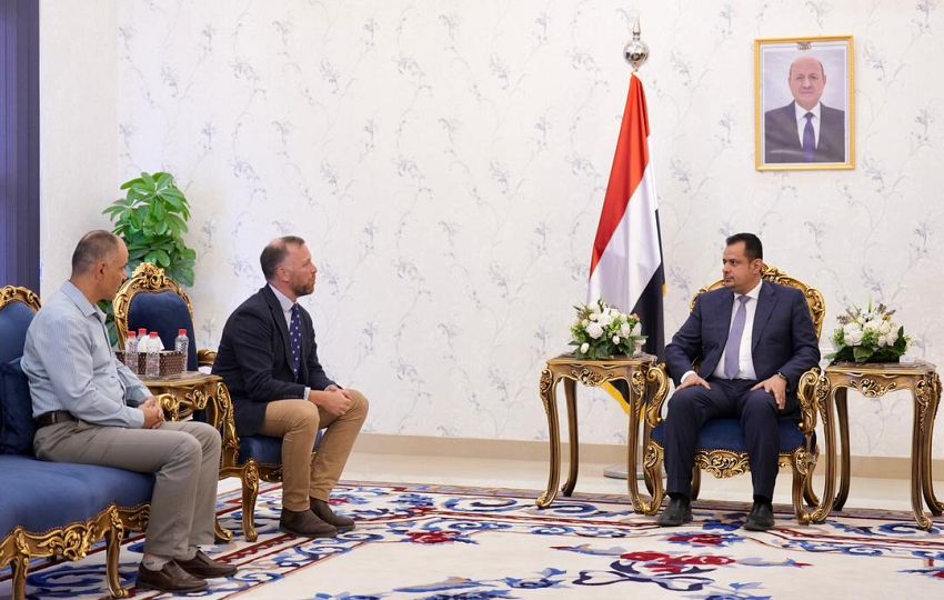 رئيس الوزراء يجدد تطلع الحكومة لتعاون إقليمي ودولي لنزع الألغام الحوثية