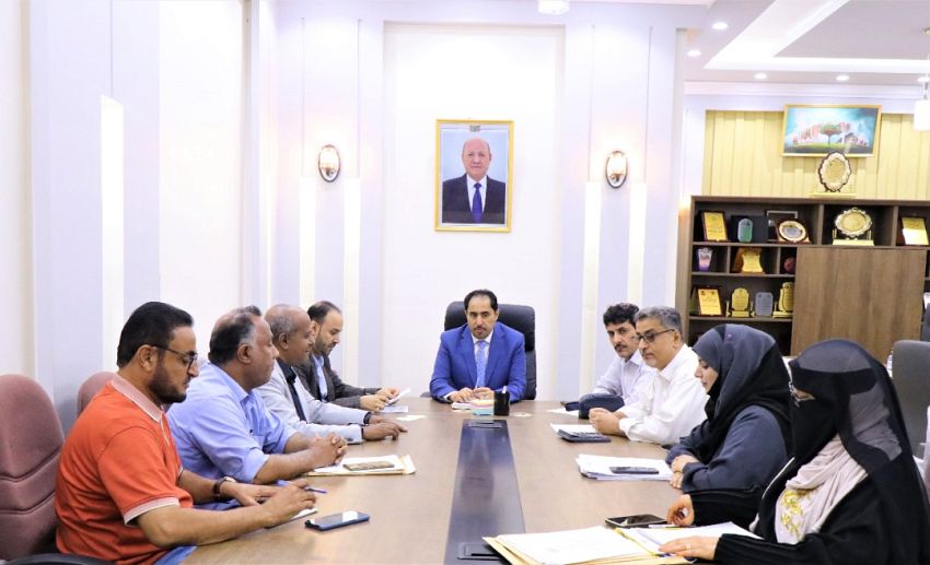 البكري يوجه بسرعة إنجاز الأعمال في ملعب الشهيد معاوية بلحج ومضمار سيئون الأولمبي