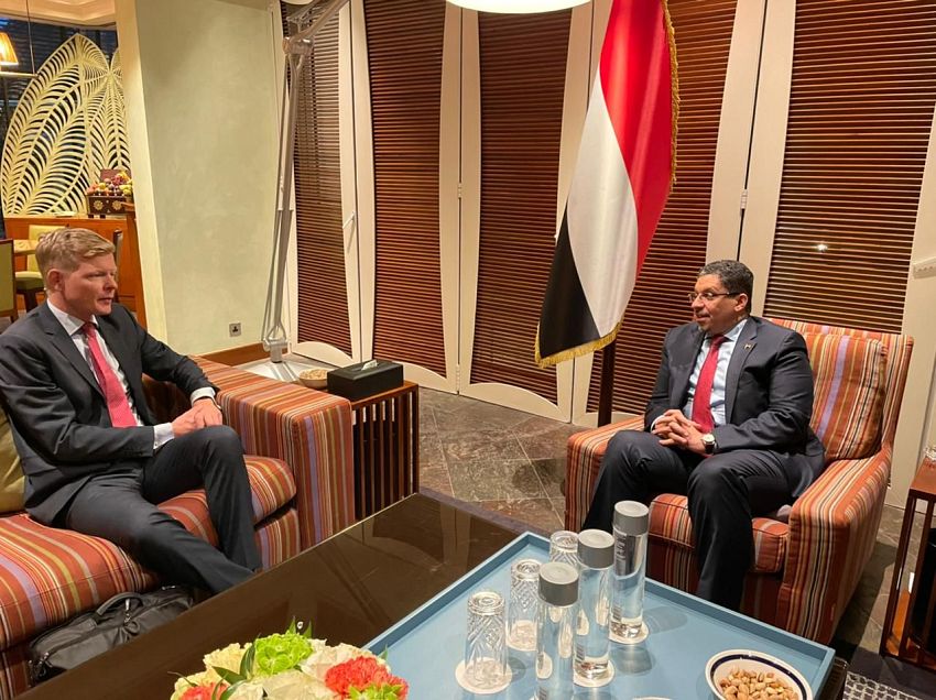 الوزير بن مبارك يبحث مع المبعوث الأممي التصعيد الحوثي الإرهابي وتأثيره على الوضع الإنساني