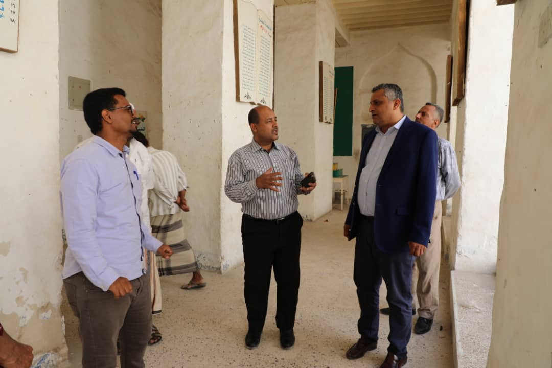وزير الثقافة يتفقد مشروع ترميم مبنى المدرسة الوسطى في غيل باوزير