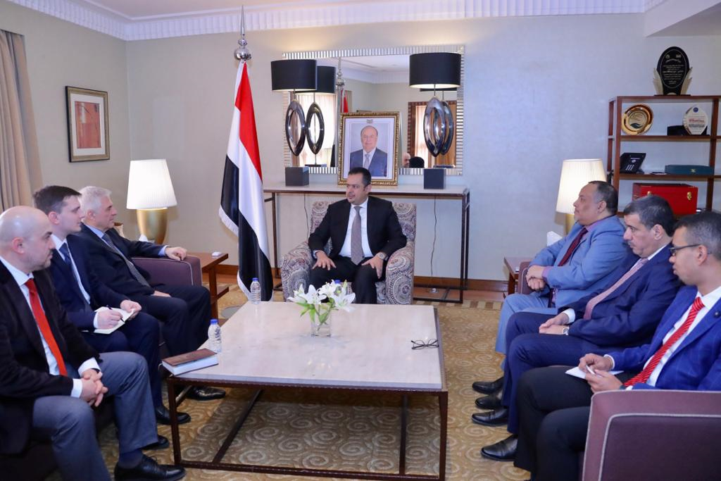 رئيس الوزراء للسفير الروسي: التدخل الإيراني في اليمن يعقد فرص الحل السياسي