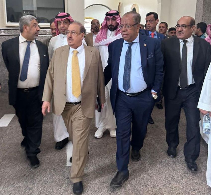 رئيس مجلس النواب يتفقد سير العمل في قنصلية اليمن بمدينة جدة