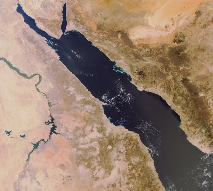 سفينة شحن تتعرض لهجوم قبالة ميناء الحديدة غربي اليمن