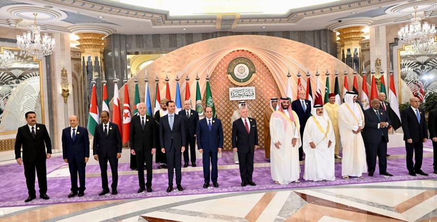 رئيس مجلس القيادة الرئاسي يشارك في الجلسة الافتتاحية للقمة العربية
