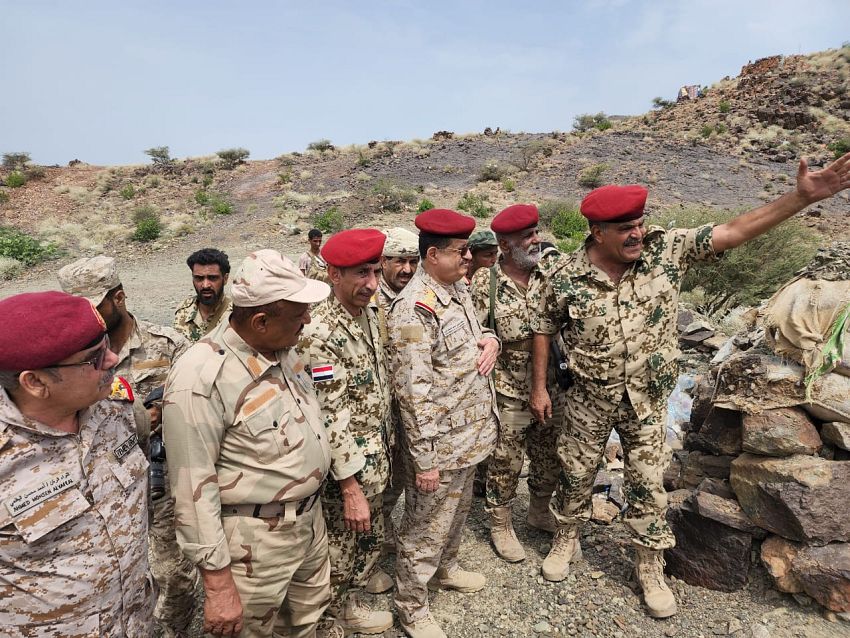 وزير الدفاع يتفقد المُقاتلين في جبهات البرح بالساحل الغربي بتعز