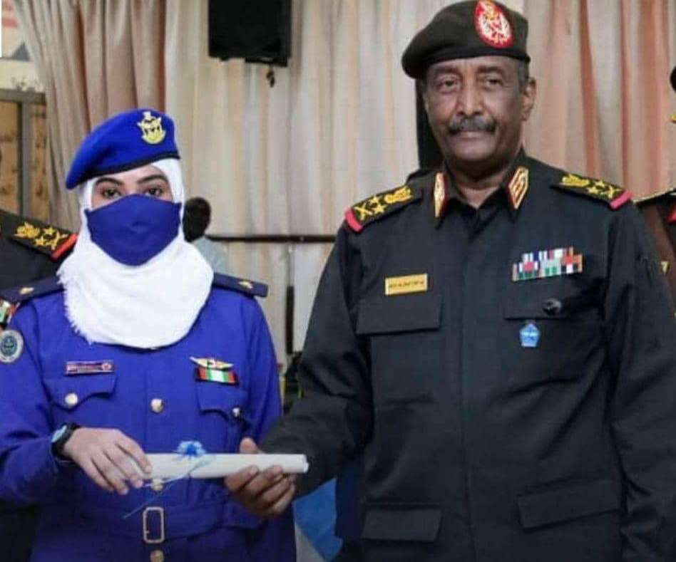 وزير الدفاع يهنئ رحمة الحوشبي بمناسبة تخرجها من كلية الطيران الحربي