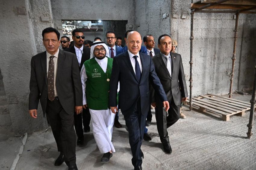 رئيس مجلس القيادة الرئاسي يزور مدينة الملك سلمان الطبية والتعليمية في المهرة