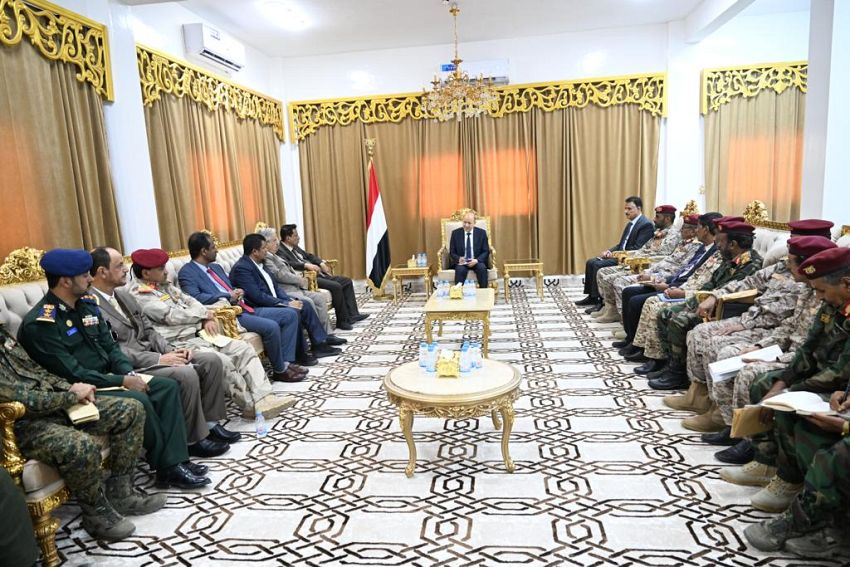 رئيس مجلس القيادة الرئاسي يجتمع باللجنة الامنية والقيادات العسكرية في المهرة