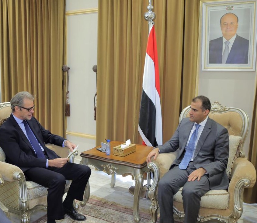 وزير الخارجية يبحث مع السفير الفرنسي عملية السلام في اليمن ومستوى تنفيذ اتفاق الرياض 